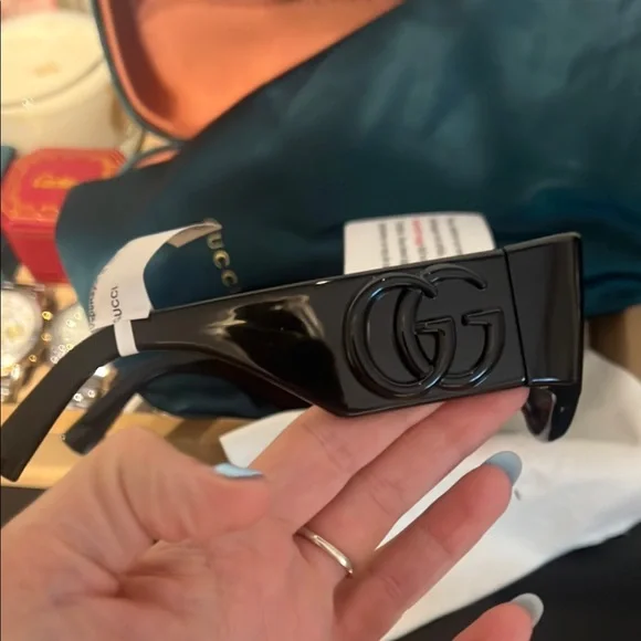 GUCCI RUNWAY Stylish Black Sunglasses - Picture 6 of 9